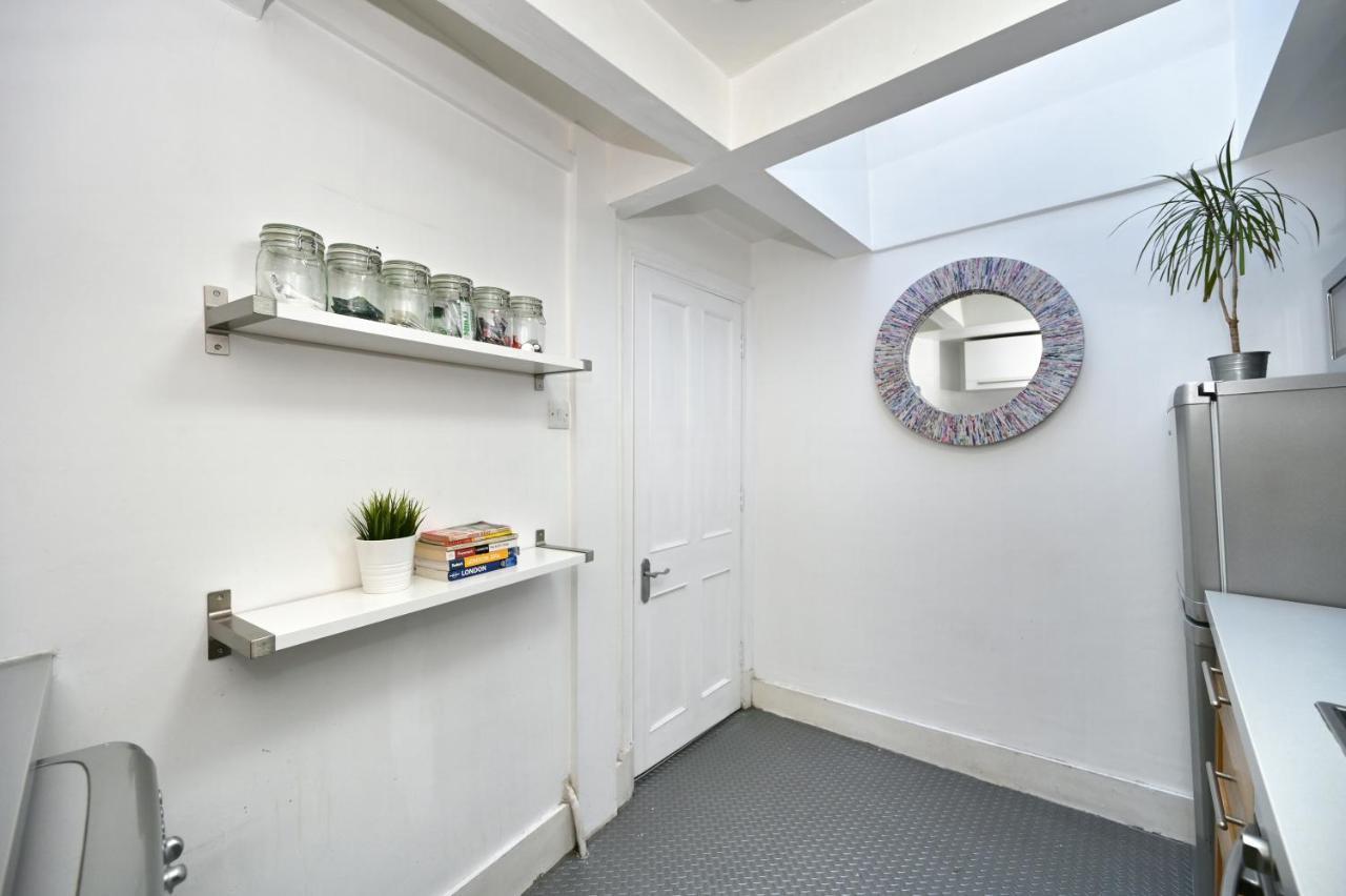 Soho, Piccadilly & Chinatown - Two Bedroom & Two Double Beds Apartment London Exterior photo